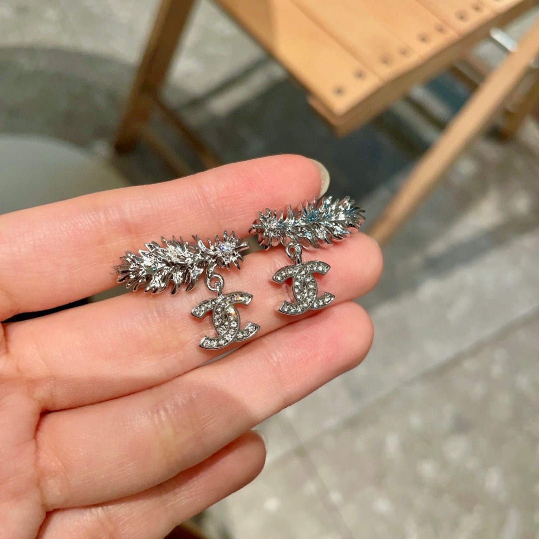  Chanel香奈儿 中古 双C耳钉👀原版复刻logo 小香家的款式真心无需多介绍😘🎶每一款都超好看，精