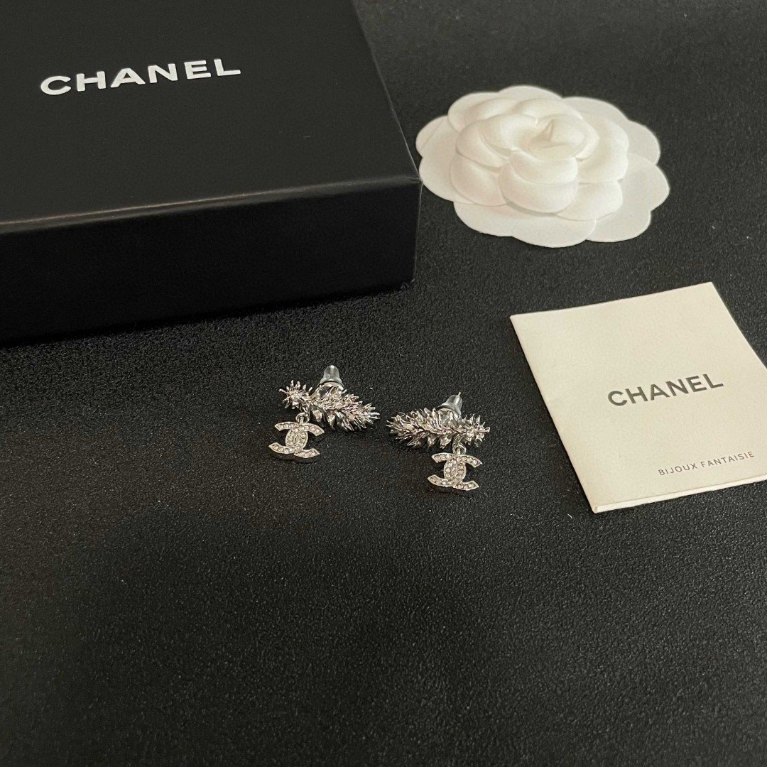  Chanel香奈儿 中古 双C耳钉👀原版复刻logo 小香家的款式真心无需多介绍😘🎶每一款都超好看，精