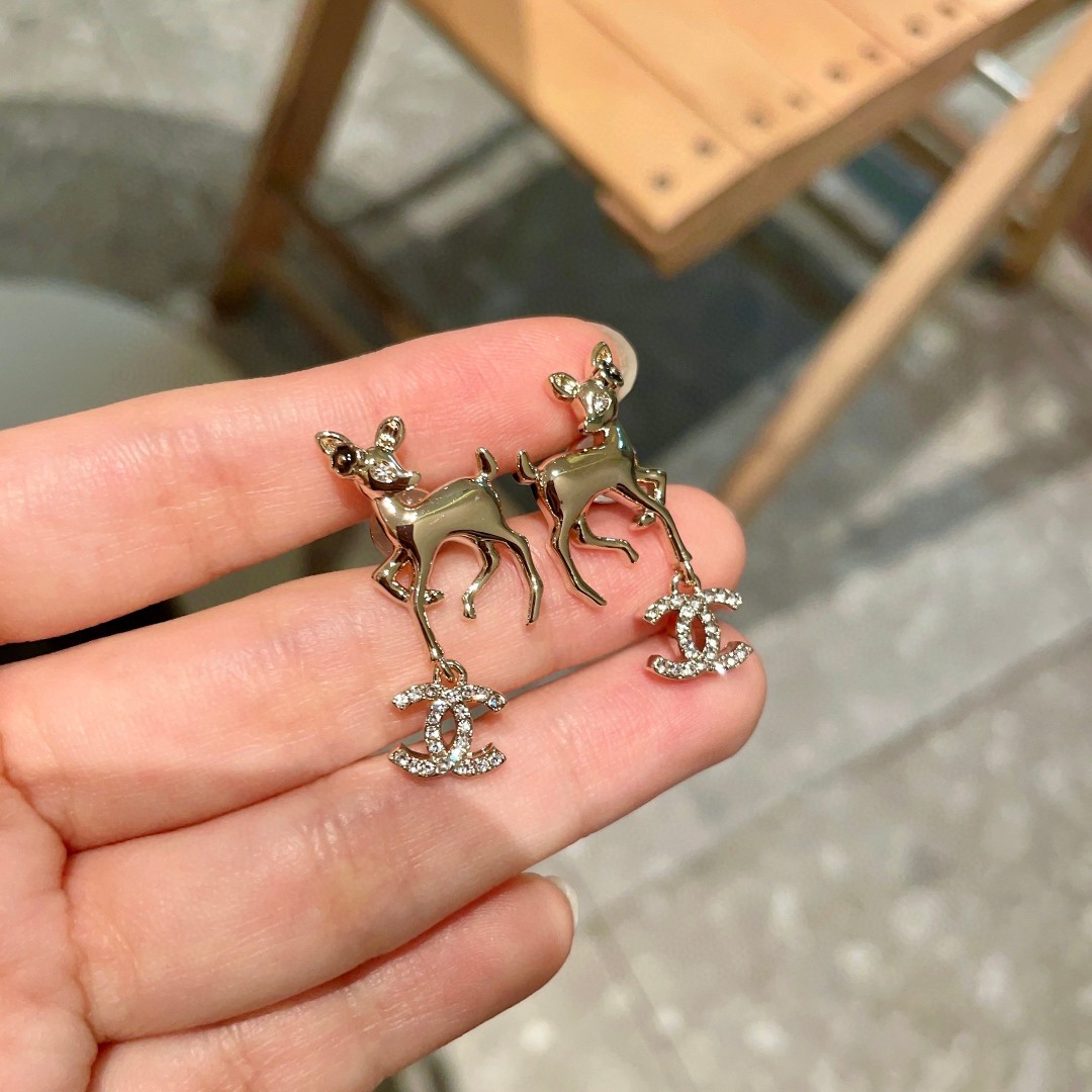  Chanel香奈儿 中古 双C耳钉👀原版复刻logo 小香家的款式真心无需多介绍😘🎶每一款都超好看，精