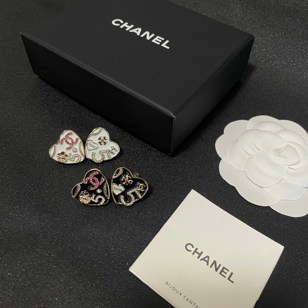  Chanel香奈儿 中古 双C耳钉👀原版复刻logo 小香家的款式真心无需多介绍😘🎶每一款都超好看，精
