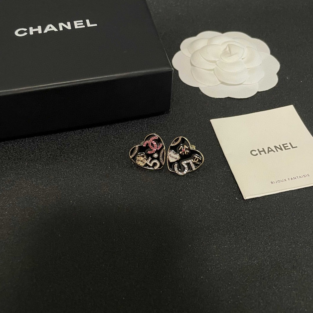  Chanel香奈儿 中古 双C耳钉👀原版复刻logo 小香家的款式真心无需多介绍😘🎶每一款都超好看，精