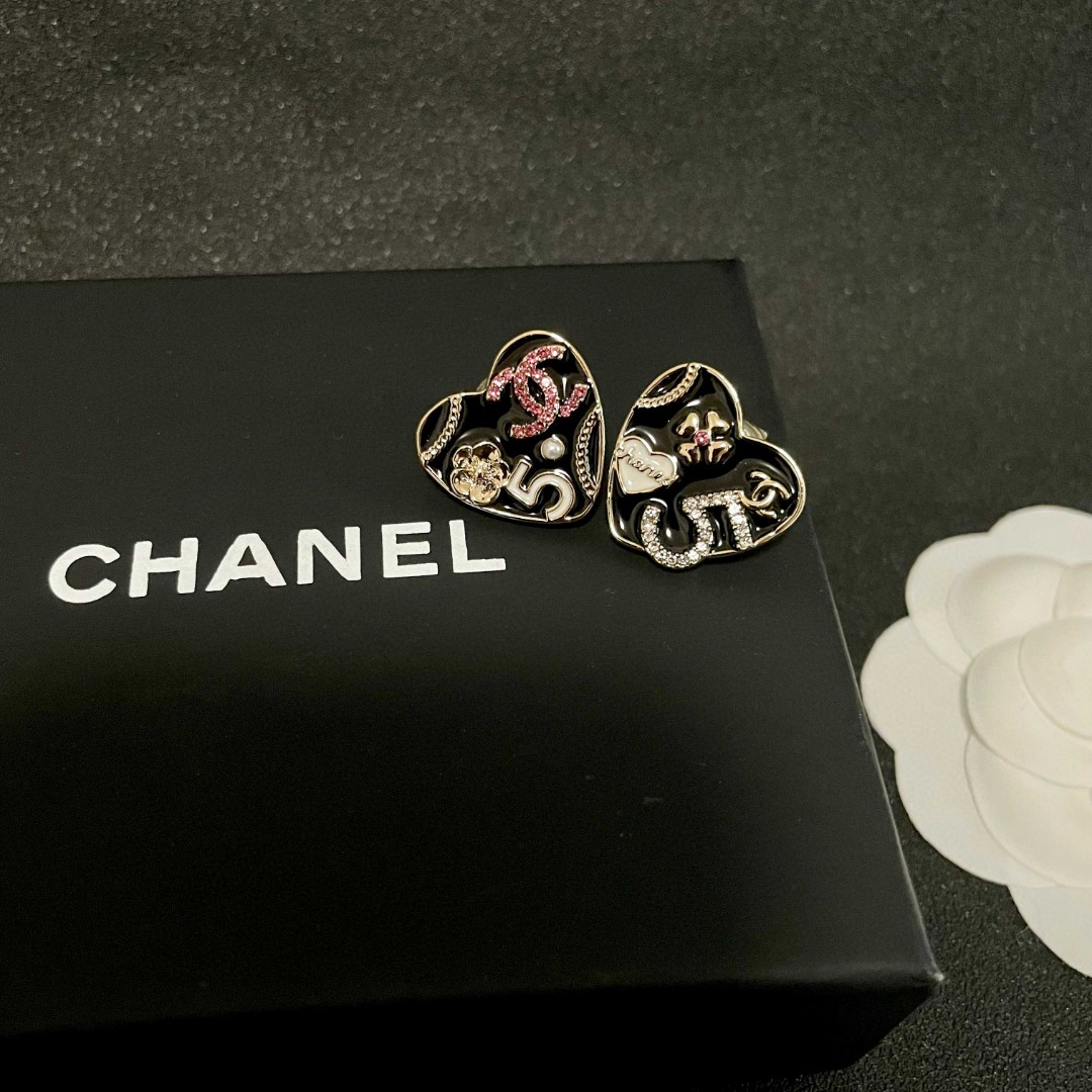  Chanel香奈儿 中古 双C耳钉👀原版复刻logo 小香家的款式真心无需多介绍😘🎶每一款都超好看，精