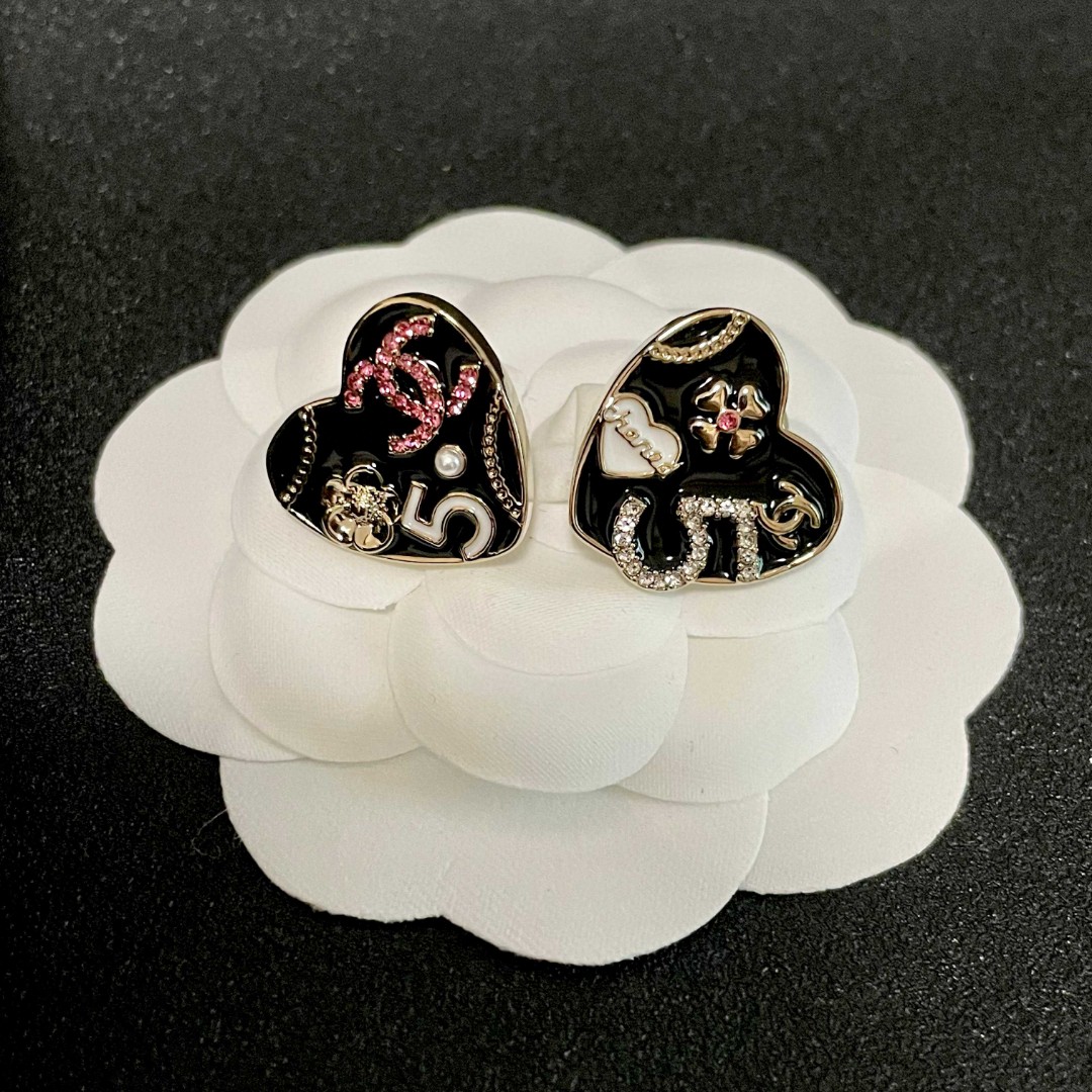  Chanel香奈儿 中古 双C耳钉👀原版复刻logo 小香家的款式真心无需多介绍😘🎶每一款都超好看，精
