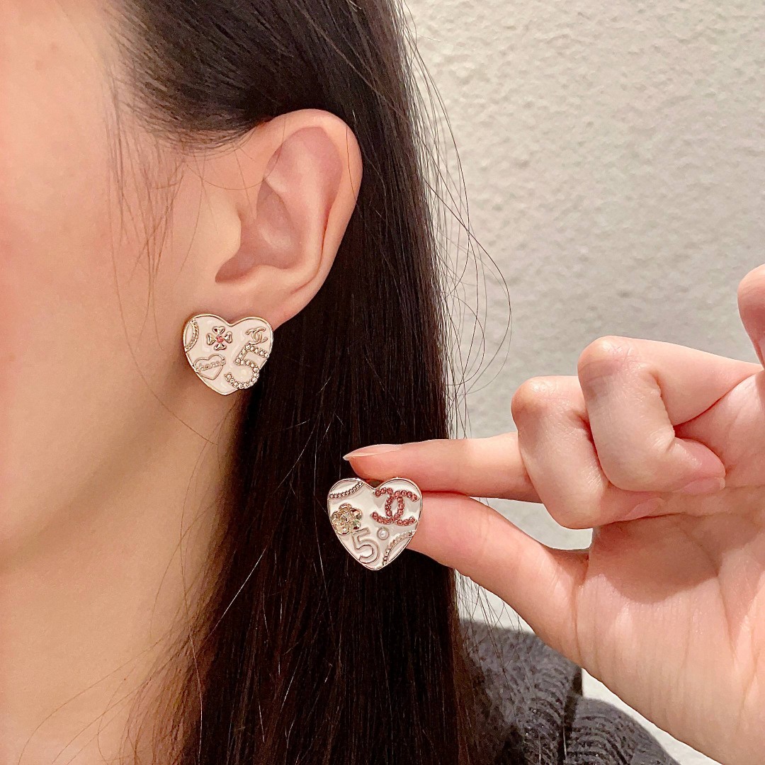  Chanel香奈儿 中古 双C耳钉👀原版复刻logo 小香家的款式真心无需多介绍😘🎶每一款都超好看，精
