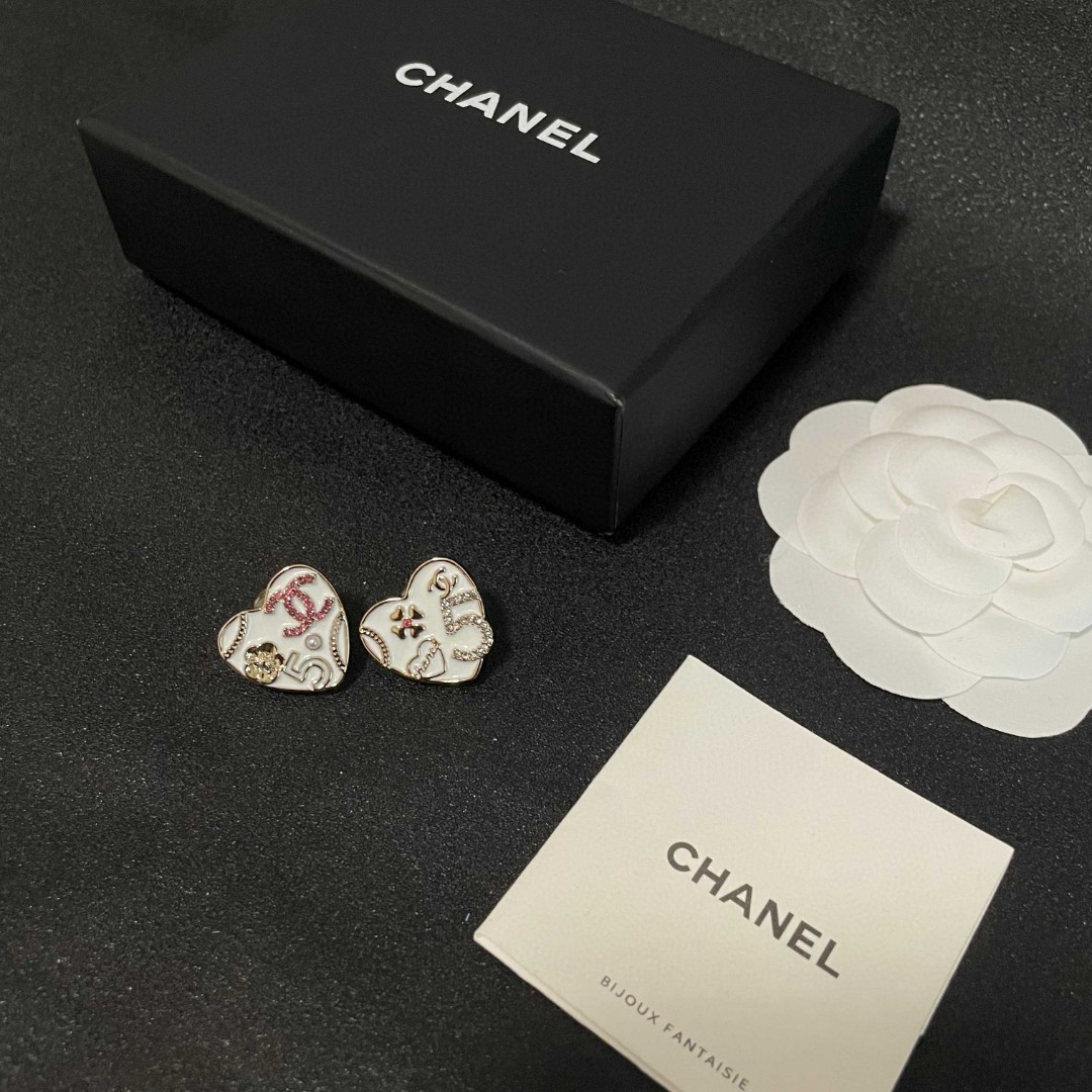  Chanel香奈儿 中古 双C耳钉👀原版复刻logo 小香家的款式真心无需多介绍😘🎶每一款都超好看，精