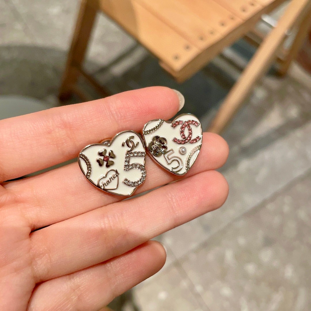  Chanel香奈儿 中古 双C耳钉👀原版复刻logo 小香家的款式真心无需多介绍😘🎶每一款都超好看，精