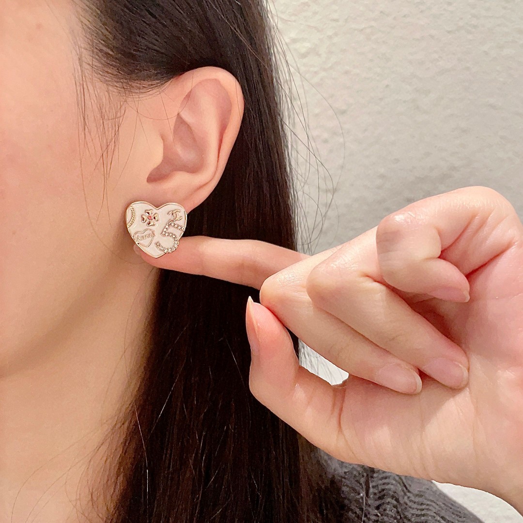  Chanel香奈儿 中古 双C耳钉👀原版复刻logo 小香家的款式真心无需多介绍😘🎶每一款都超好看，精