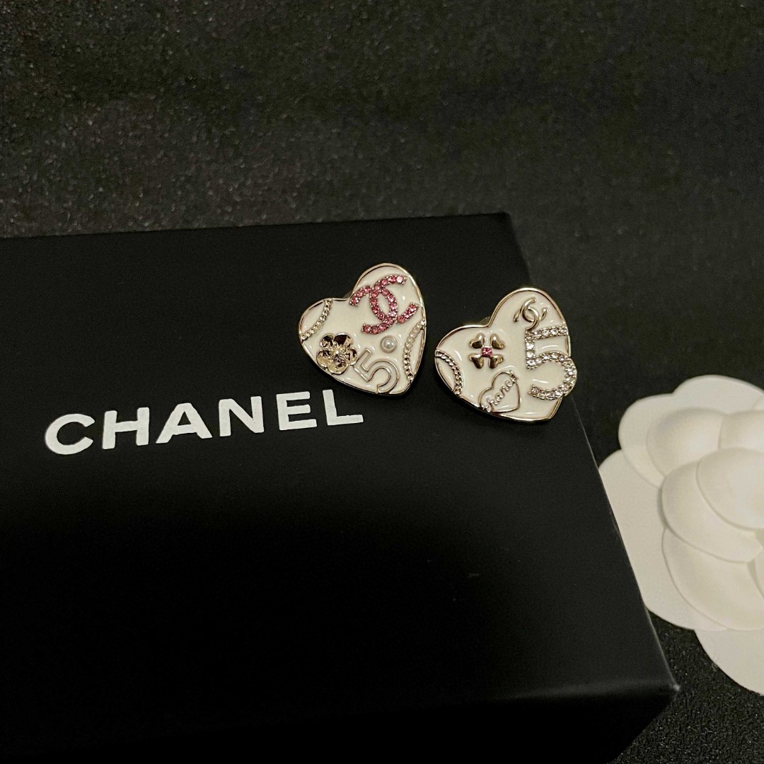  Chanel香奈儿 中古 双C耳钉👀原版复刻logo 小香家的款式真心无需多介绍😘🎶每一款都超好看，精