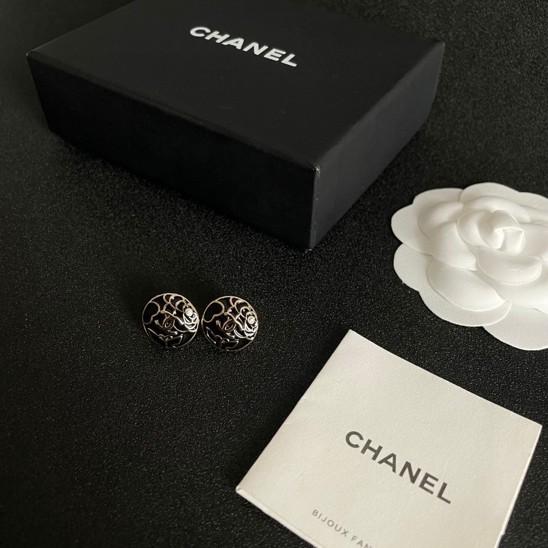 Chanel香奈儿 中古 双C耳钉👀小香家的款式真心无需多介绍😘🎶每一款都超好看，精致大方，非常显气质