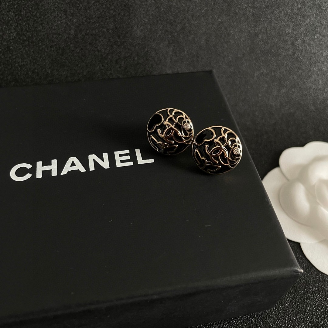 Chanel香奈儿 中古 双C耳钉👀小香家的款式真心无需多介绍😘🎶每一款都超好看，精致大方，非常显气质