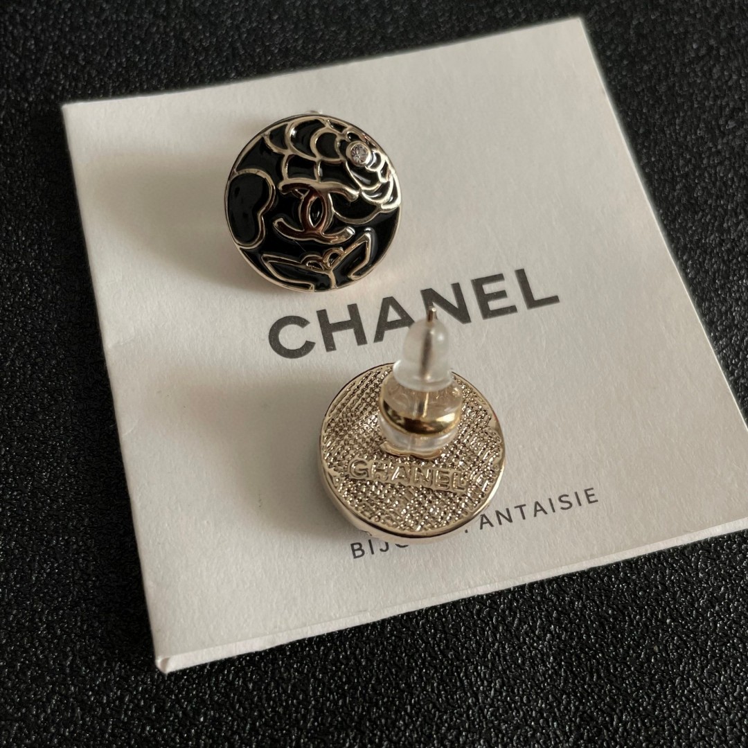 Chanel香奈儿 中古 双C耳钉👀小香家的款式真心无需多介绍😘🎶每一款都超好看，精致大方，非常显气质
