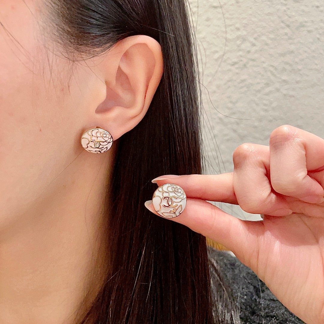 Chanel香奈儿 中古 双C耳钉👀小香家的款式真心无需多介绍😘🎶每一款都超好看，精致大方，非常显气质