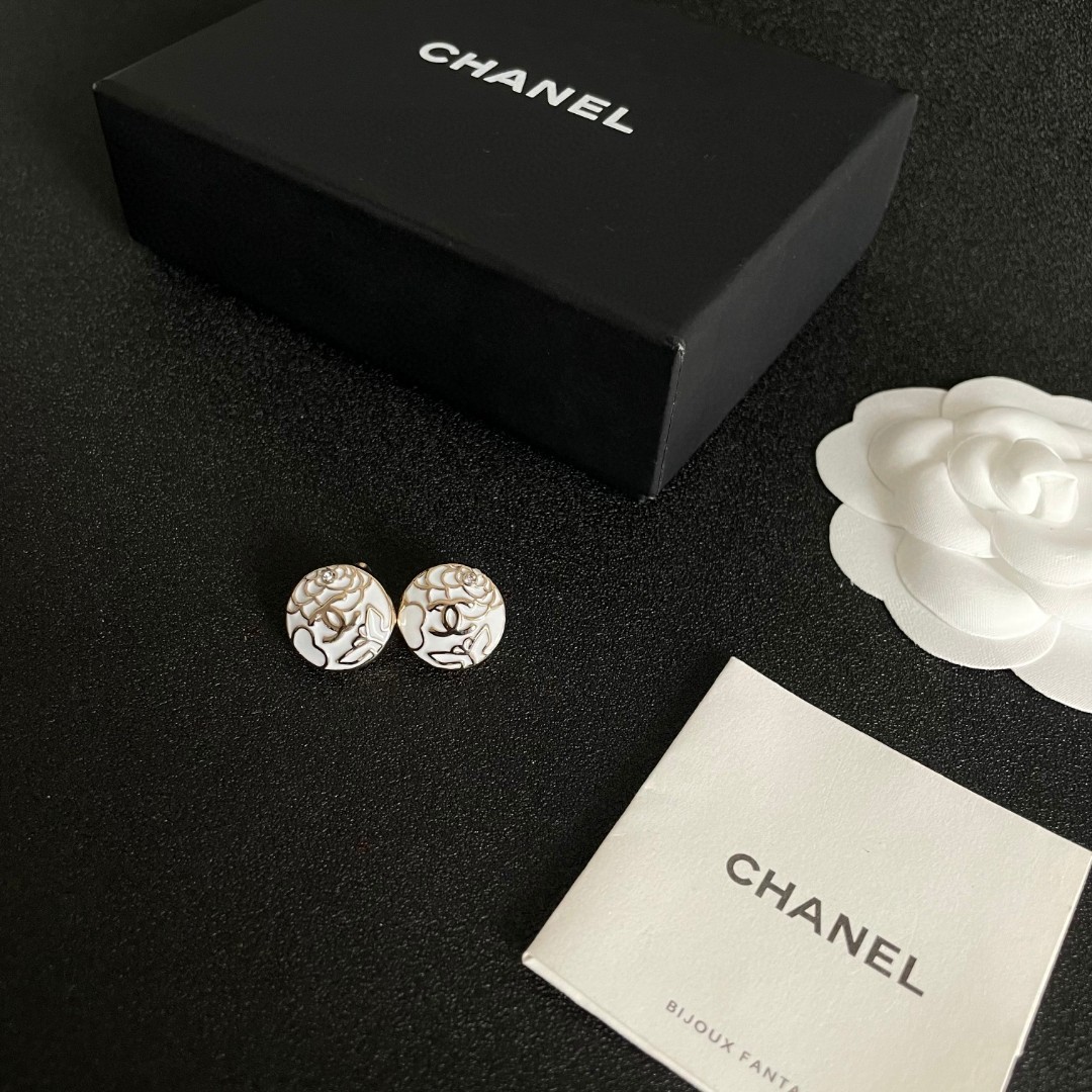 Chanel香奈儿 中古 双C耳钉👀小香家的款式真心无需多介绍😘🎶每一款都超好看，精致大方，非常显气质