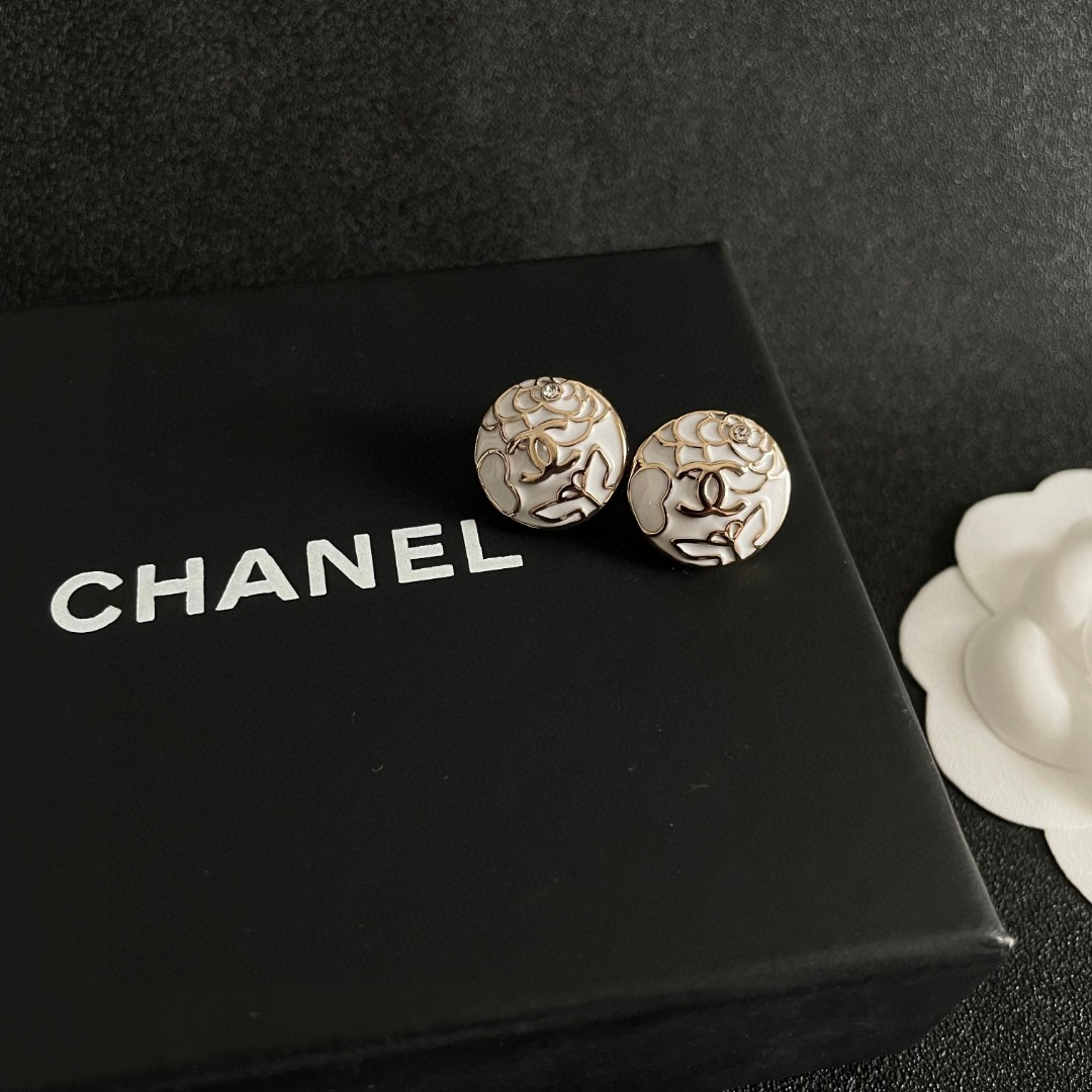 Chanel香奈儿 中古 双C耳钉👀小香家的款式真心无需多介绍😘🎶每一款都超好看，精致大方，非常显气质