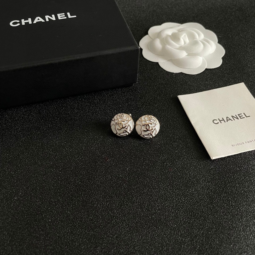 Chanel香奈儿 中古 双C耳钉👀小香家的款式真心无需多介绍😘🎶每一款都超好看，精致大方，非常显气质