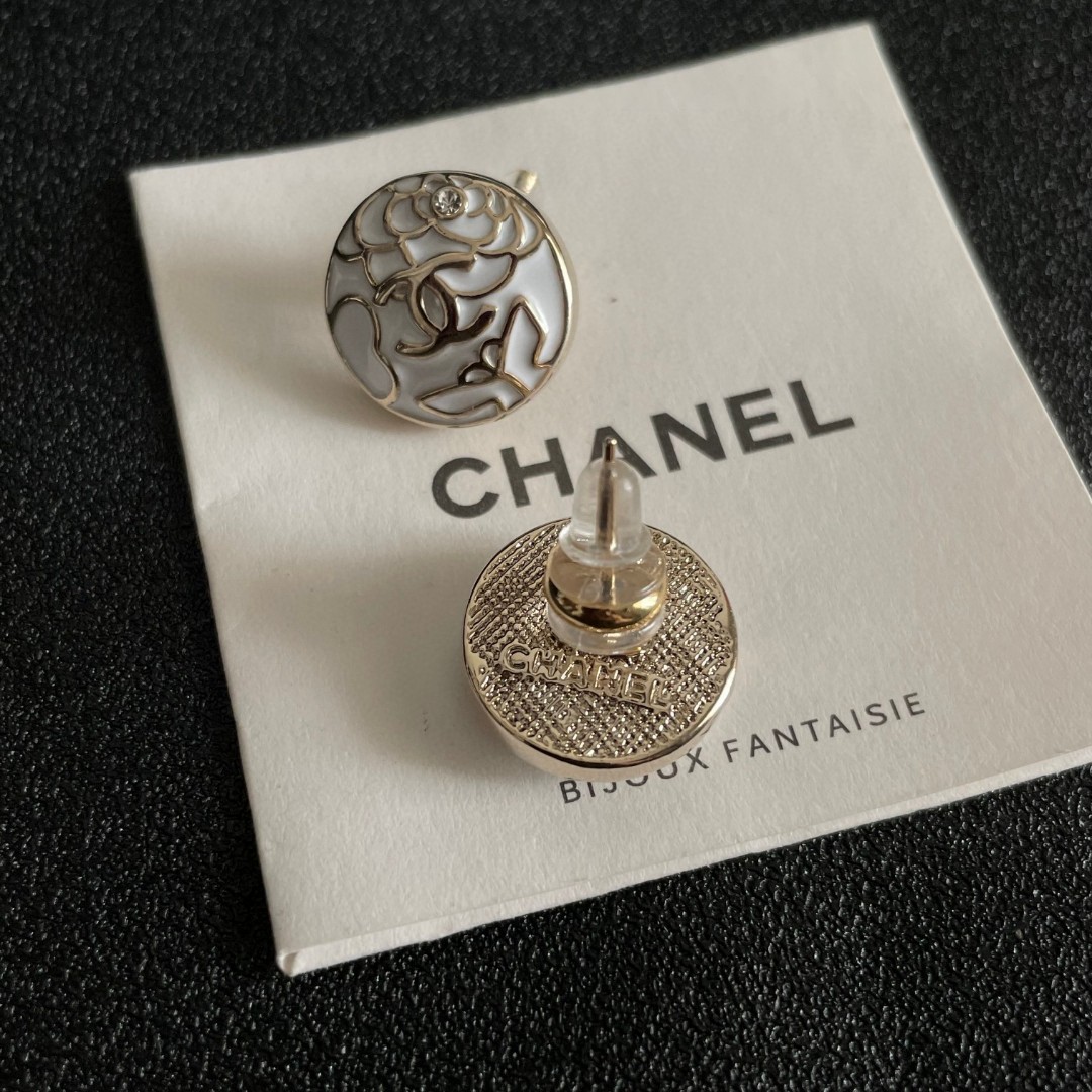 Chanel香奈儿 中古 双C耳钉👀小香家的款式真心无需多介绍😘🎶每一款都超好看，精致大方，非常显气质