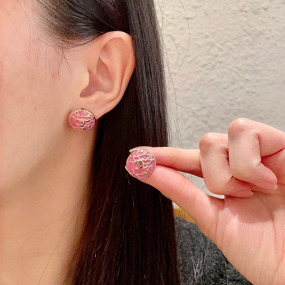 Chanel香奈儿 中古 双C耳钉👀小香家的款式真心无需多介绍😘🎶每一款都超好看，精致大方，非常显气质