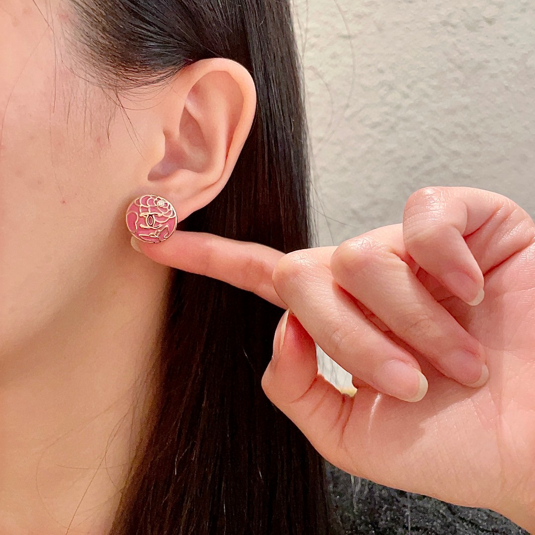 Chanel香奈儿 中古 双C耳钉👀小香家的款式真心无需多介绍😘🎶每一款都超好看，精致大方，非常显气质