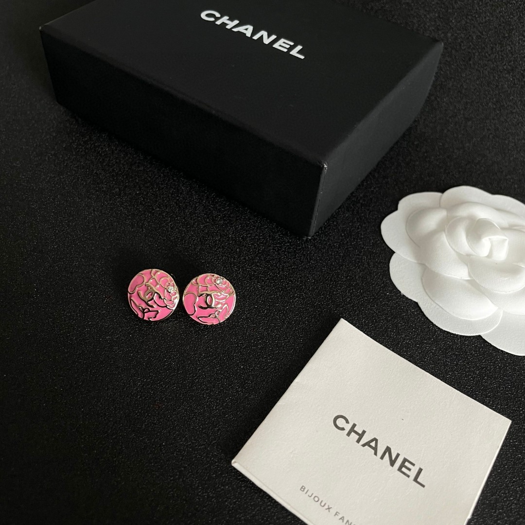 Chanel香奈儿 中古 双C耳钉👀小香家的款式真心无需多介绍😘🎶每一款都超好看，精致大方，非常显气质