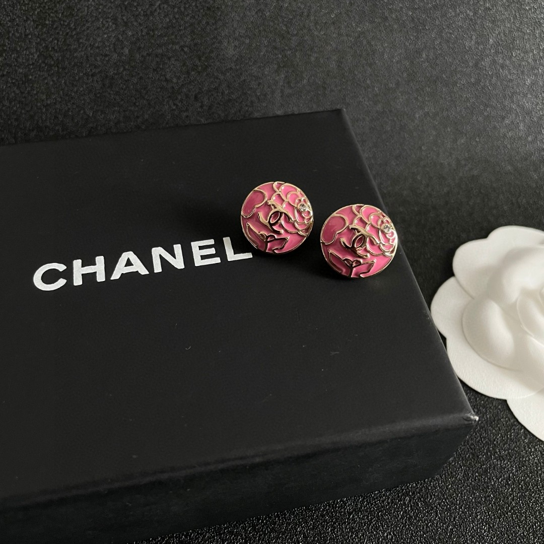 Chanel香奈儿 中古 双C耳钉👀小香家的款式真心无需多介绍😘🎶每一款都超好看，精致大方，非常显气质