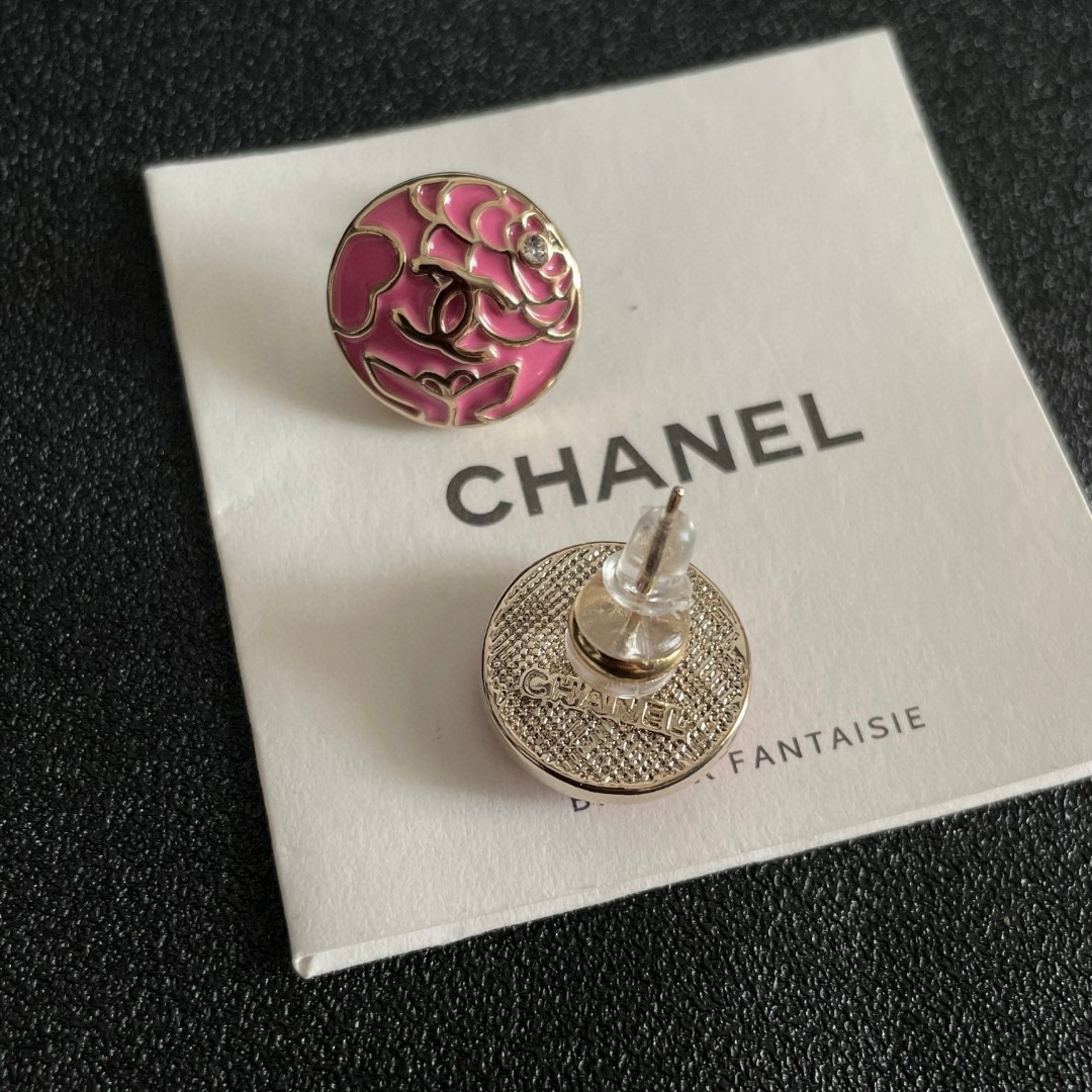 Chanel香奈儿 中古 双C耳钉👀小香家的款式真心无需多介绍😘🎶每一款都超好看，精致大方，非常显气质