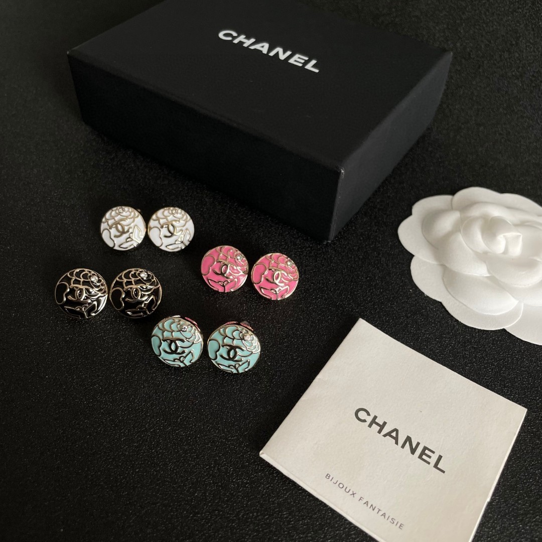 Chanel香奈儿 中古 双C耳钉👀小香家的款式真心无需多介绍😘🎶每一款都超好看，精致大方，非常显气质