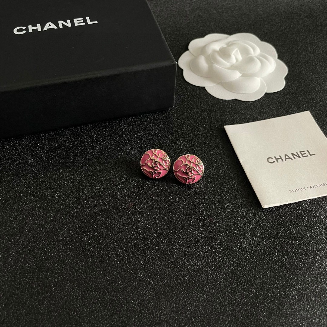 Chanel香奈儿 中古 双C耳钉👀小香家的款式真心无需多介绍😘🎶每一款都超好看，精致大方，非常显气质