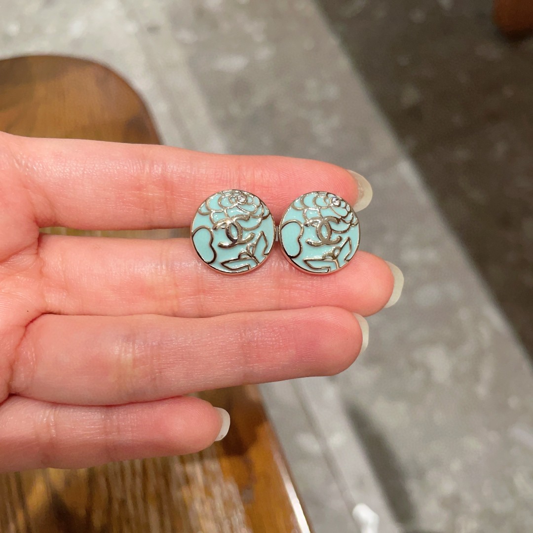 Chanel香奈儿 中古 双C耳钉👀小香家的款式真心无需多介绍😘🎶每一款都超好看，精致大方，非常显气质