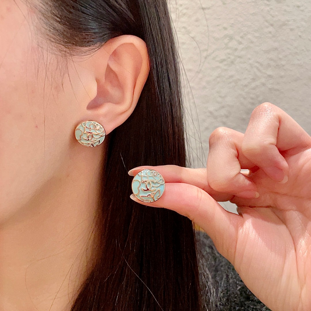 Chanel香奈儿 中古 双C耳钉👀小香家的款式真心无需多介绍😘🎶每一款都超好看，精致大方，非常显气质