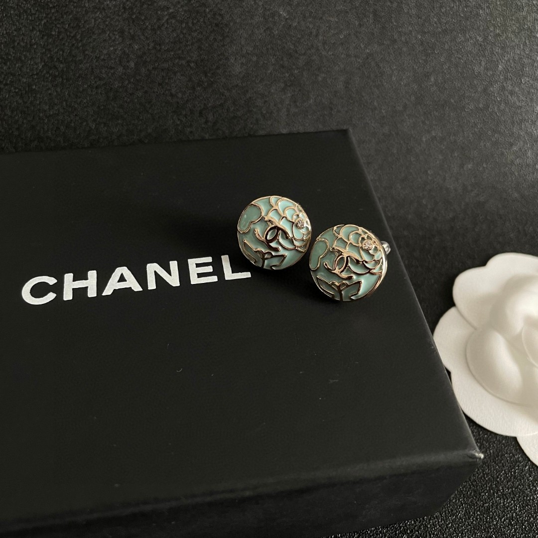 Chanel香奈儿 中古 双C耳钉👀小香家的款式真心无需多介绍😘🎶每一款都超好看，精致大方，非常显气质