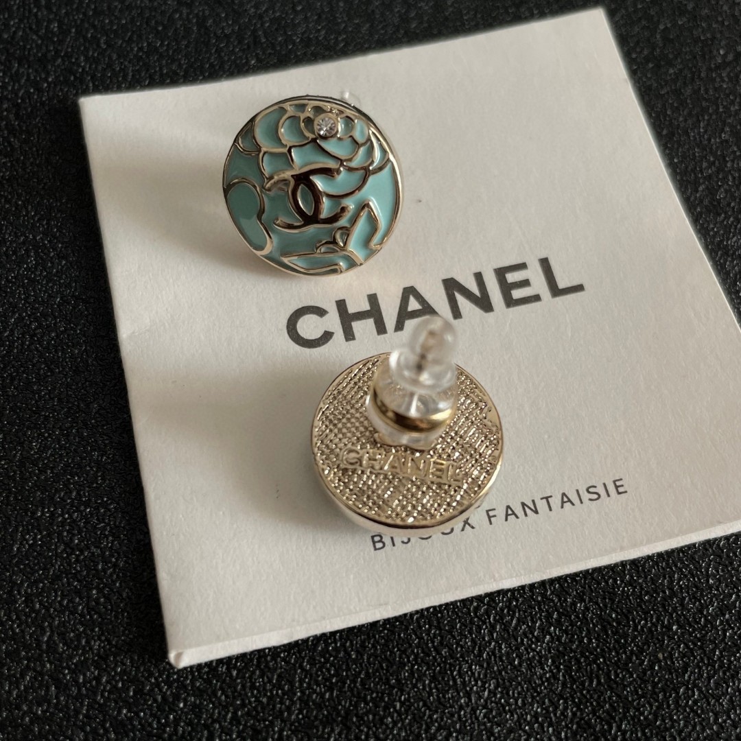 Chanel香奈儿 中古 双C耳钉👀小香家的款式真心无需多介绍😘🎶每一款都超好看，精致大方，非常显气质