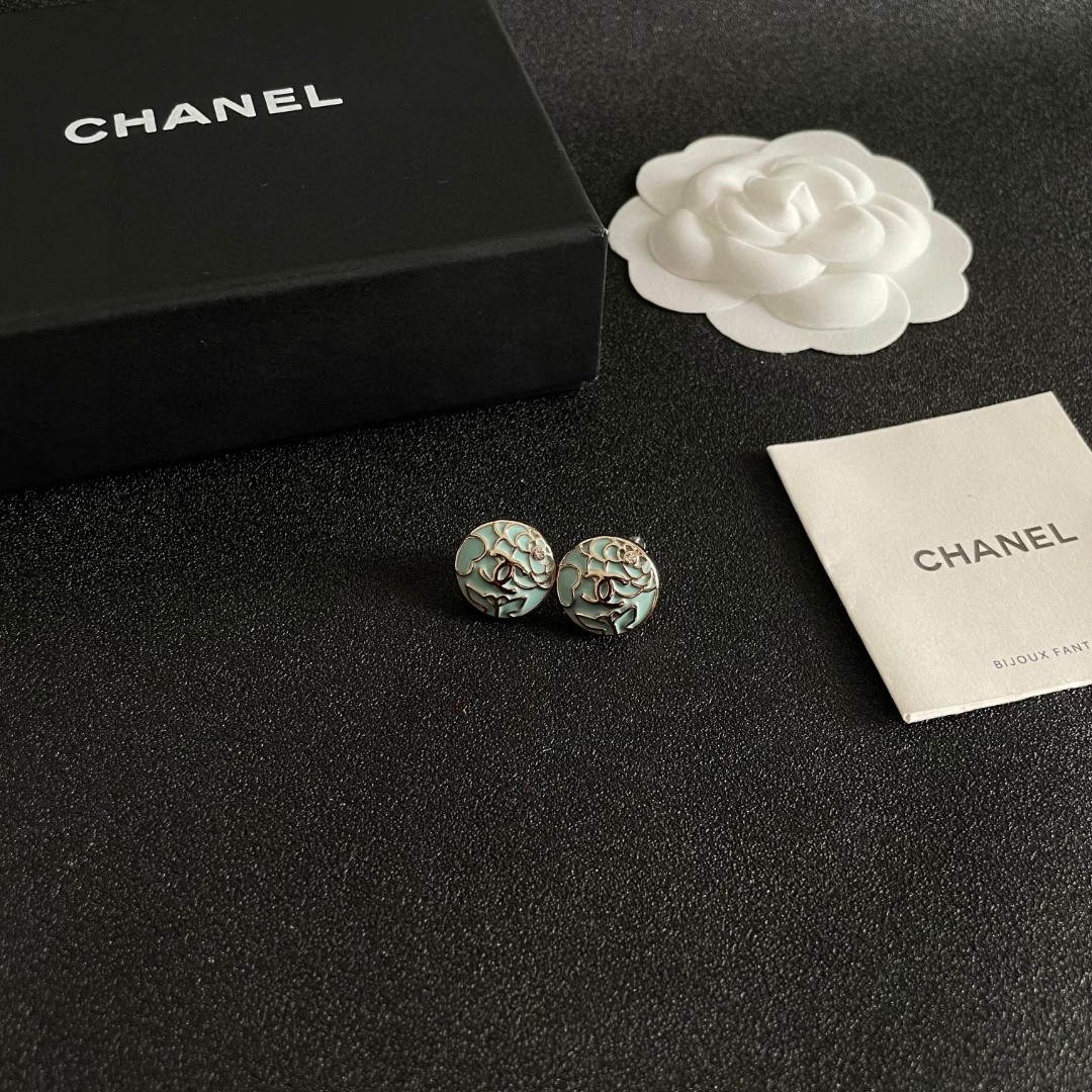 Chanel香奈儿 中古 双C耳钉👀小香家的款式真心无需多介绍😘🎶每一款都超好看，精致大方，非常显气质