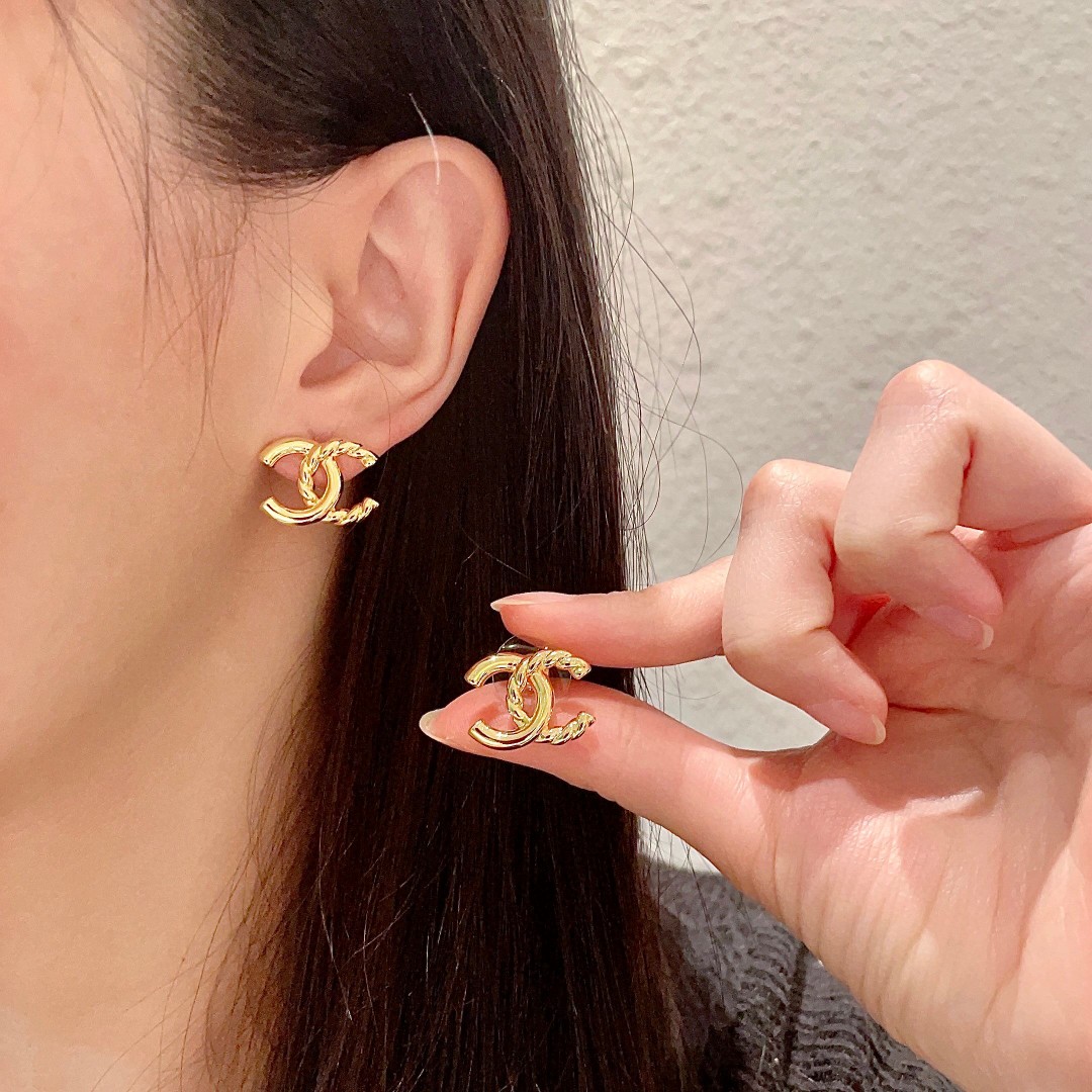  Chanel香奈儿 中古 双C耳钉👀小香家的款式真心无需多介绍😘🎶每一款都超好看，精致大方，非常显气质