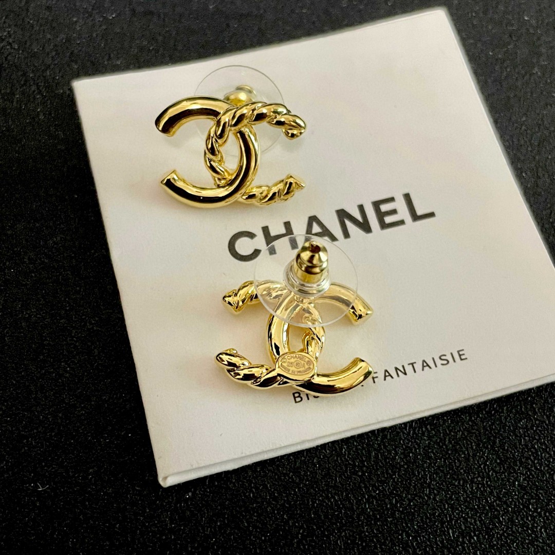  Chanel香奈儿 中古 双C耳钉👀小香家的款式真心无需多介绍😘🎶每一款都超好看，精致大方，非常显气质