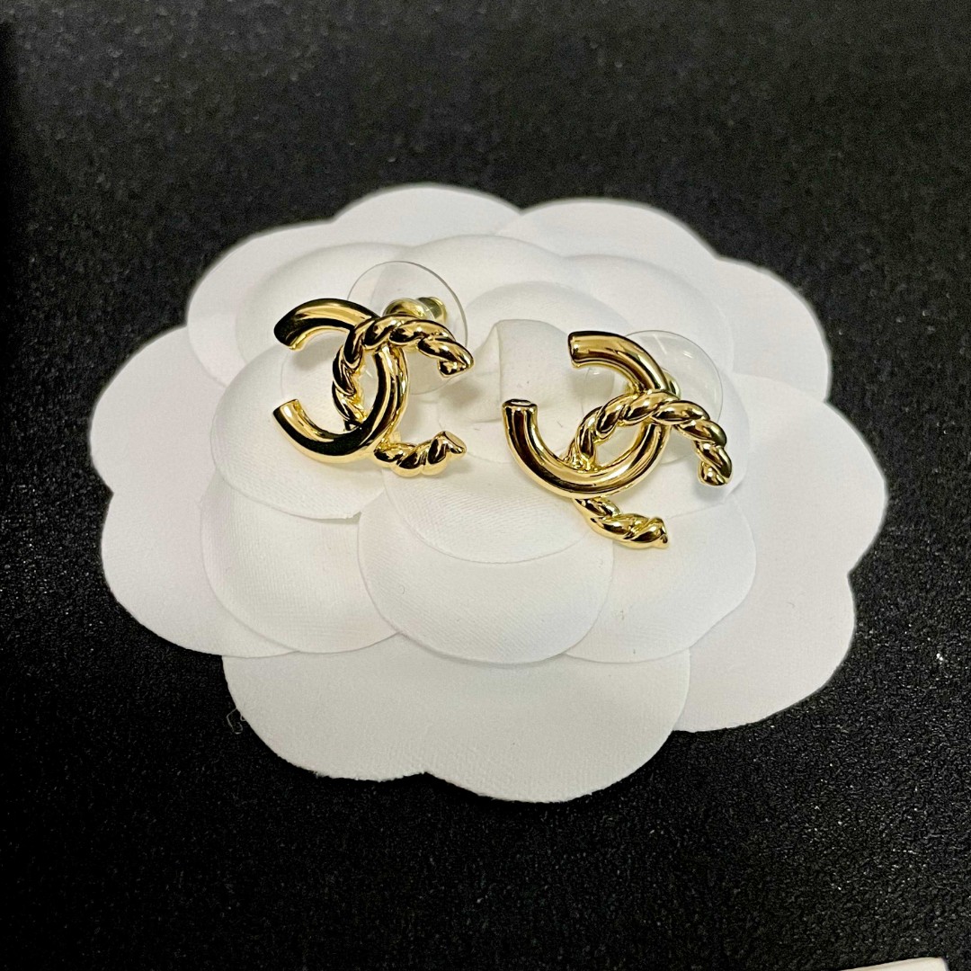  Chanel香奈儿 中古 双C耳钉👀小香家的款式真心无需多介绍😘🎶每一款都超好看，精致大方，非常显气质
