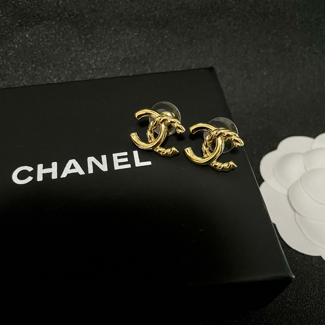  Chanel香奈儿 中古 双C耳钉👀小香家的款式真心无需多介绍😘🎶每一款都超好看，精致大方，非常显气质