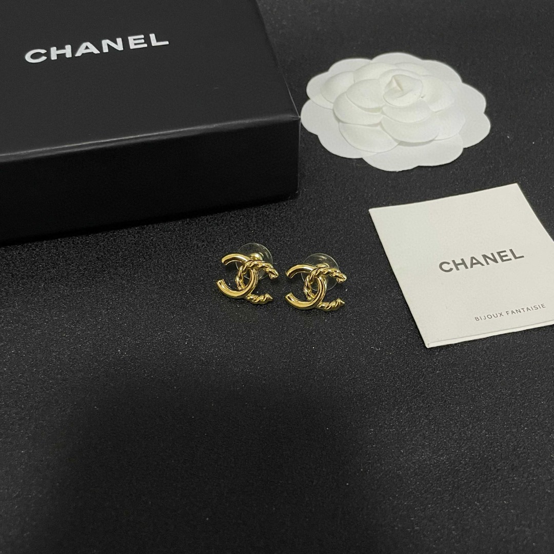  Chanel香奈儿 中古 双C耳钉👀小香家的款式真心无需多介绍😘🎶每一款都超好看，精致大方，非常显气质