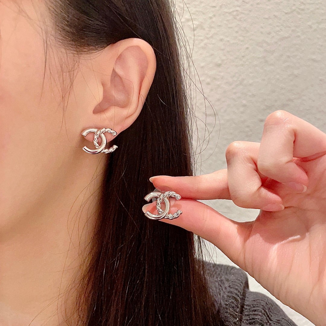  Chanel香奈儿 中古 双C耳钉👀小香家的款式真心无需多介绍😘🎶每一款都超好看，精致大方，非常显气质