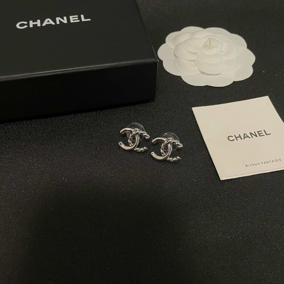  Chanel香奈儿 中古 双C耳钉👀小香家的款式真心无需多介绍😘🎶每一款都超好看，精致大方，非常显气质