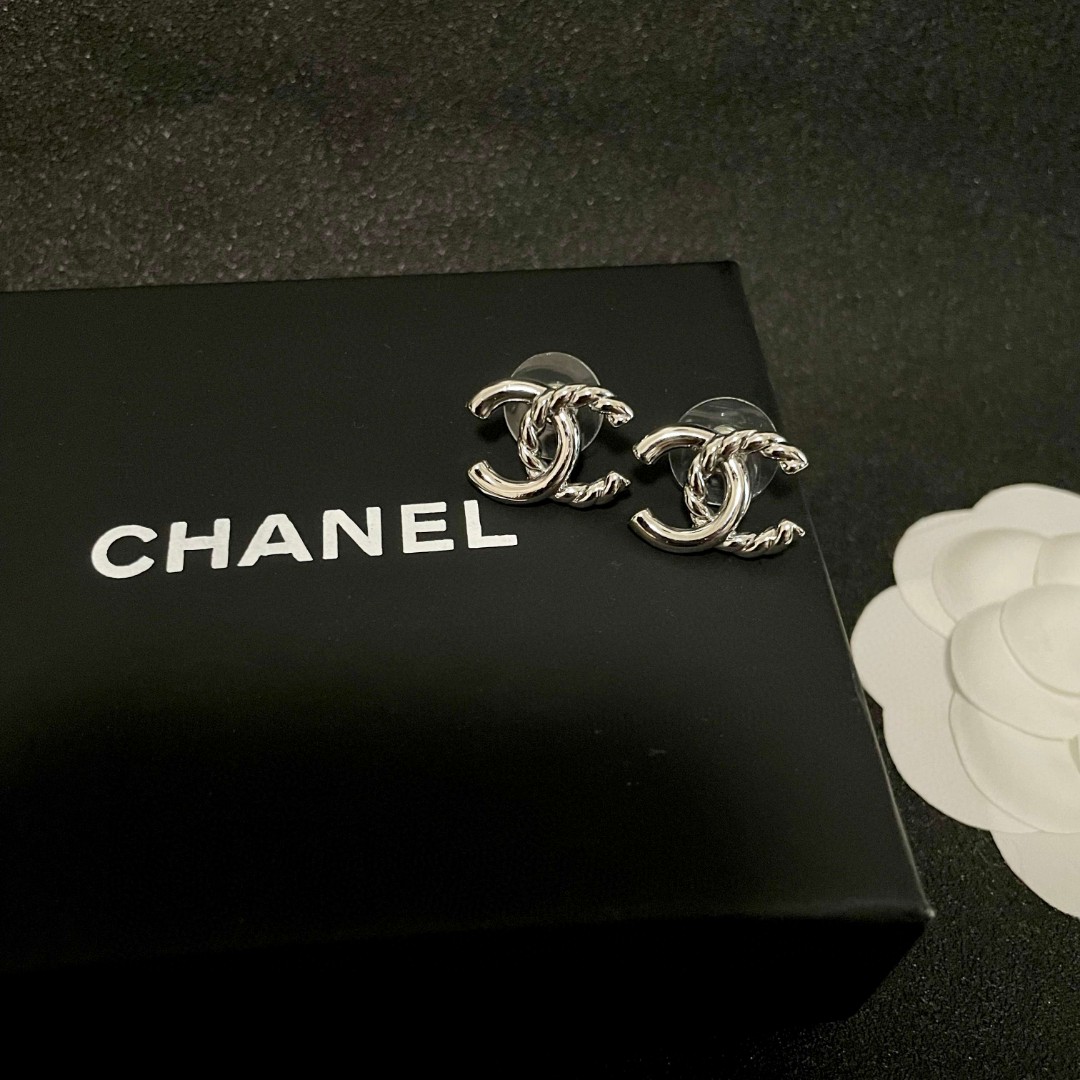  Chanel香奈儿 中古 双C耳钉👀小香家的款式真心无需多介绍😘🎶每一款都超好看，精致大方，非常显气质