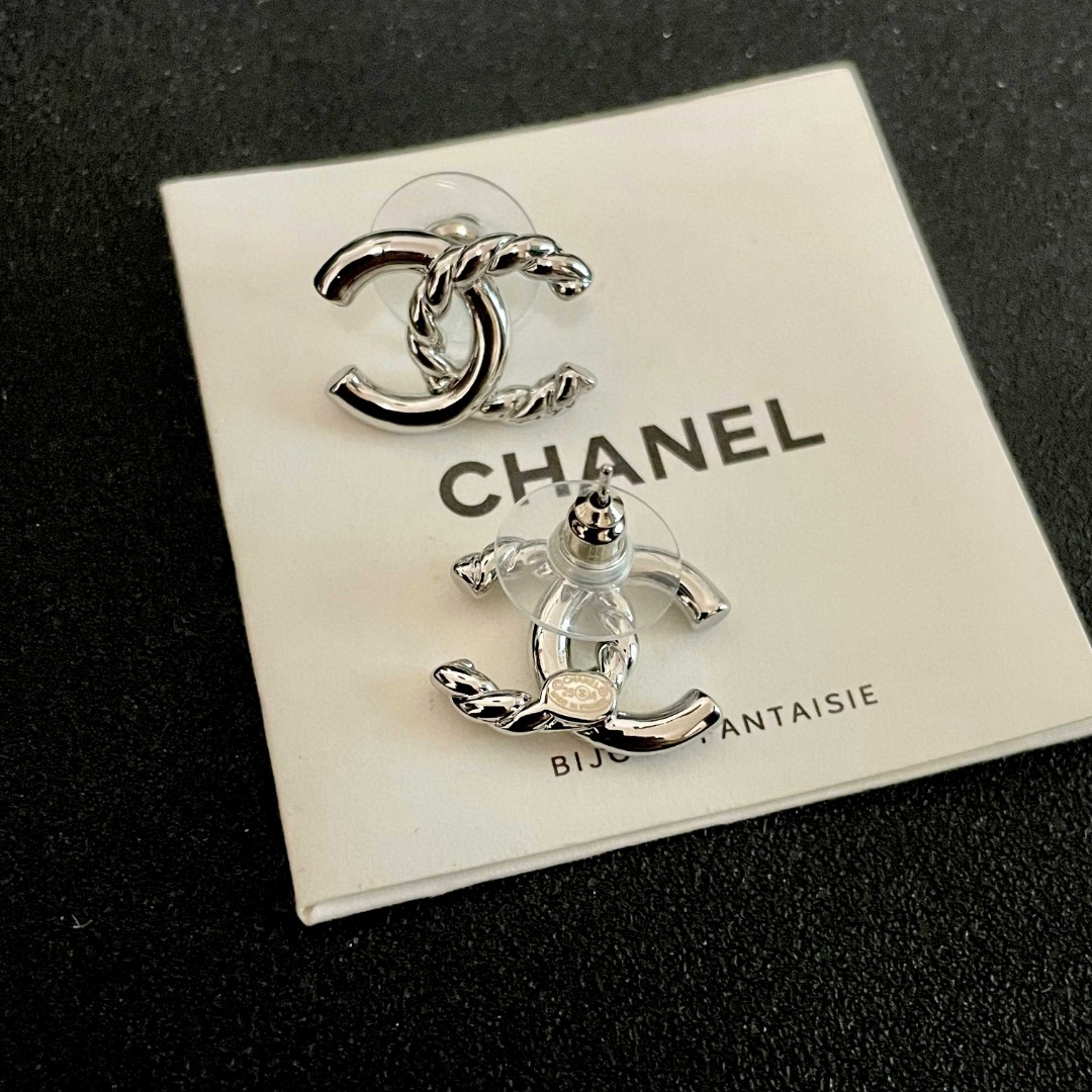  Chanel香奈儿 中古 双C耳钉👀小香家的款式真心无需多介绍😘🎶每一款都超好看，精致大方，非常显气质