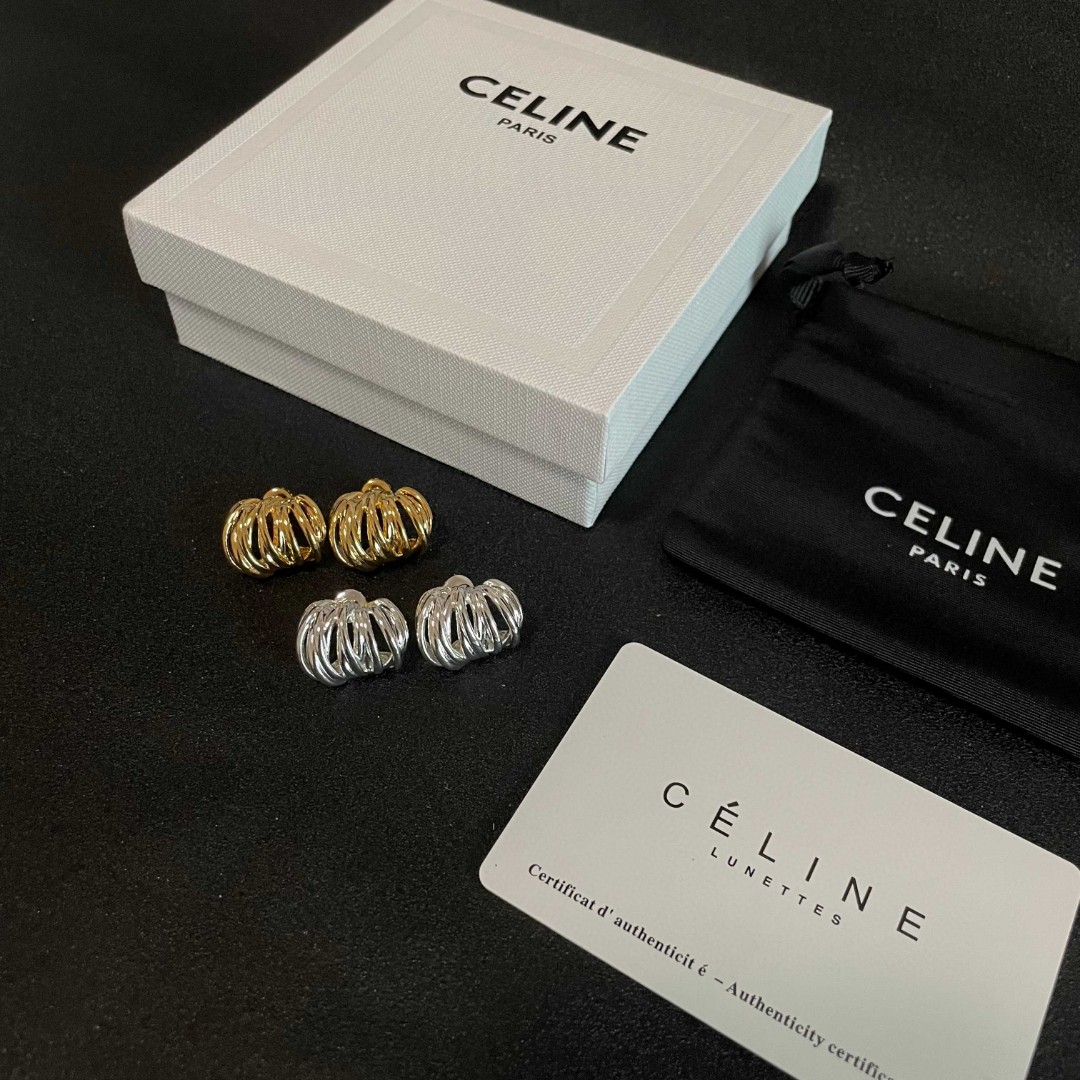  Celine 赛琳 耳钉 一直是简约时尚界的标杆大胆的设计 百看不厌▪️搭配起来更Fashion ✨