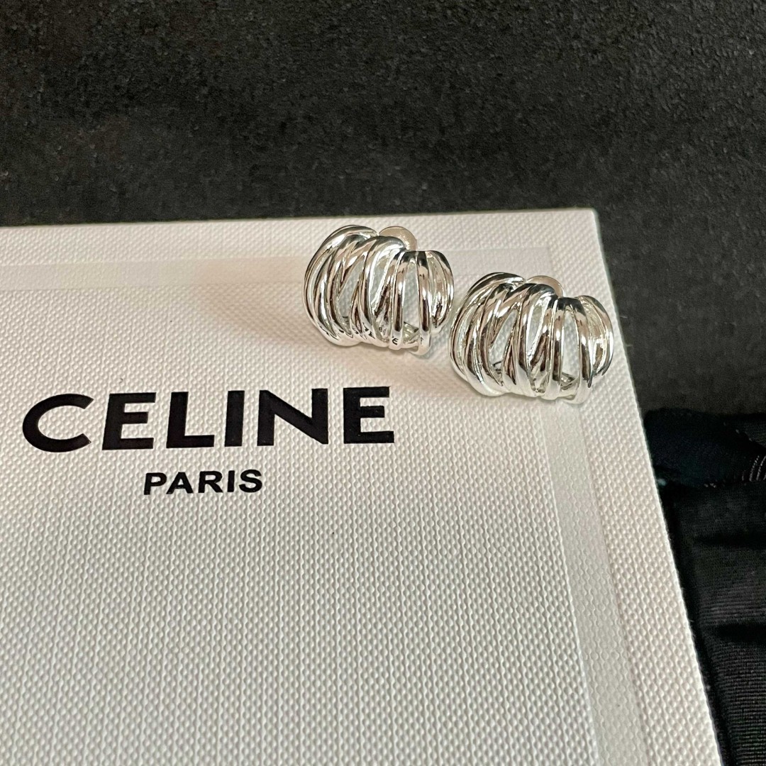  Celine 赛琳 耳钉 一直是简约时尚界的标杆大胆的设计 百看不厌▪️搭配起来更Fashion ✨