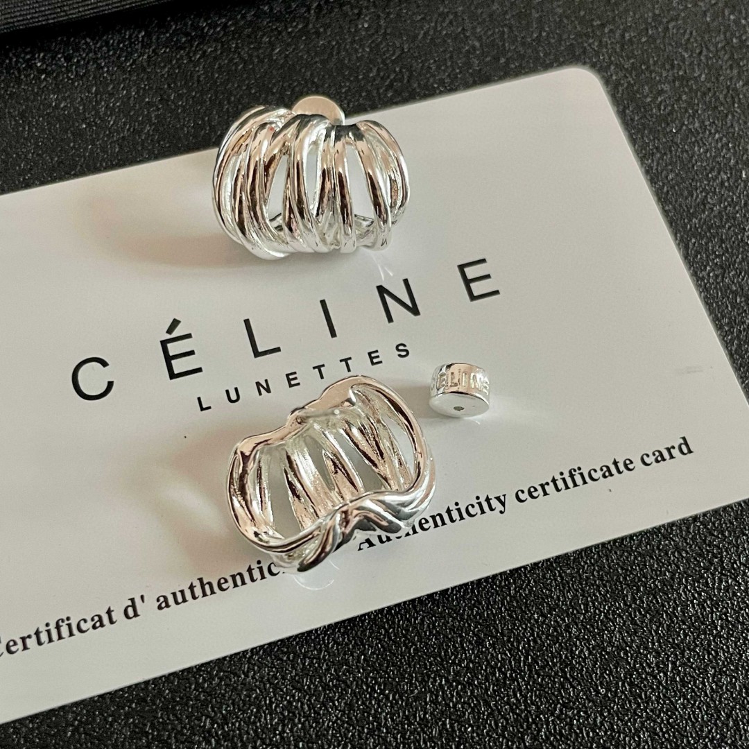  Celine 赛琳 耳钉 一直是简约时尚界的标杆大胆的设计 百看不厌▪️搭配起来更Fashion ✨