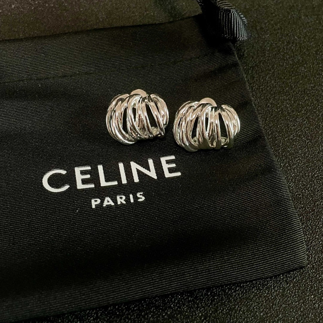  Celine 赛琳 耳钉 一直是简约时尚界的标杆大胆的设计 百看不厌▪️搭配起来更Fashion ✨
