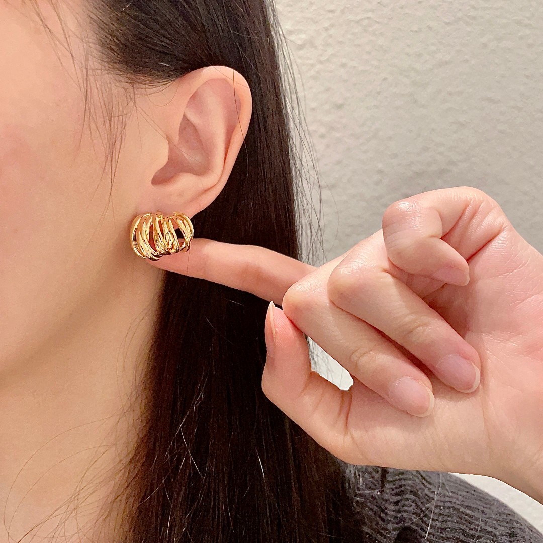  Celine 赛琳 耳钉 一直是简约时尚界的标杆大胆的设计 百看不厌▪️搭配起来更Fashion ✨