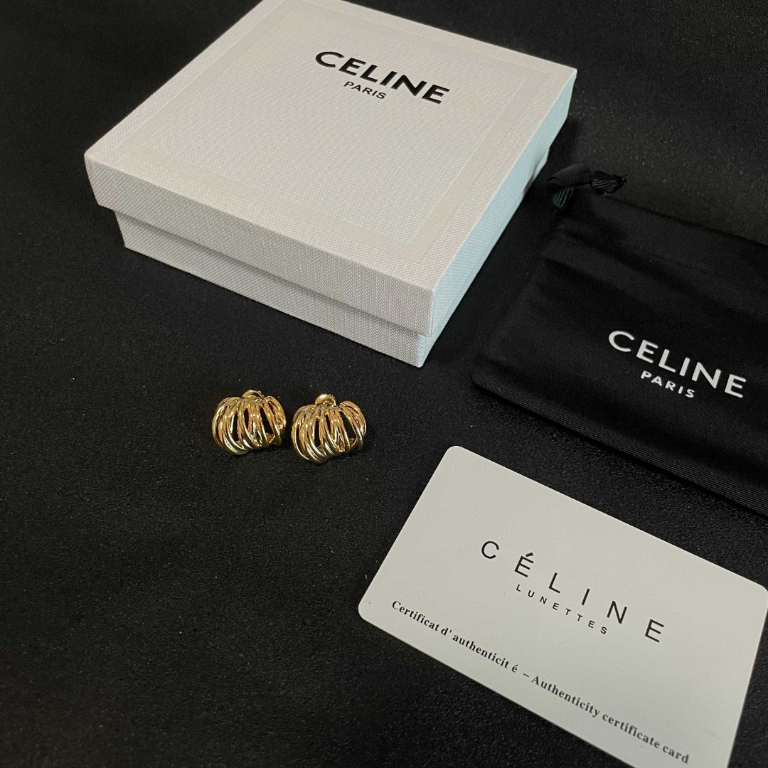  Celine 赛琳 耳钉 一直是简约时尚界的标杆大胆的设计 百看不厌▪️搭配起来更Fashion ✨