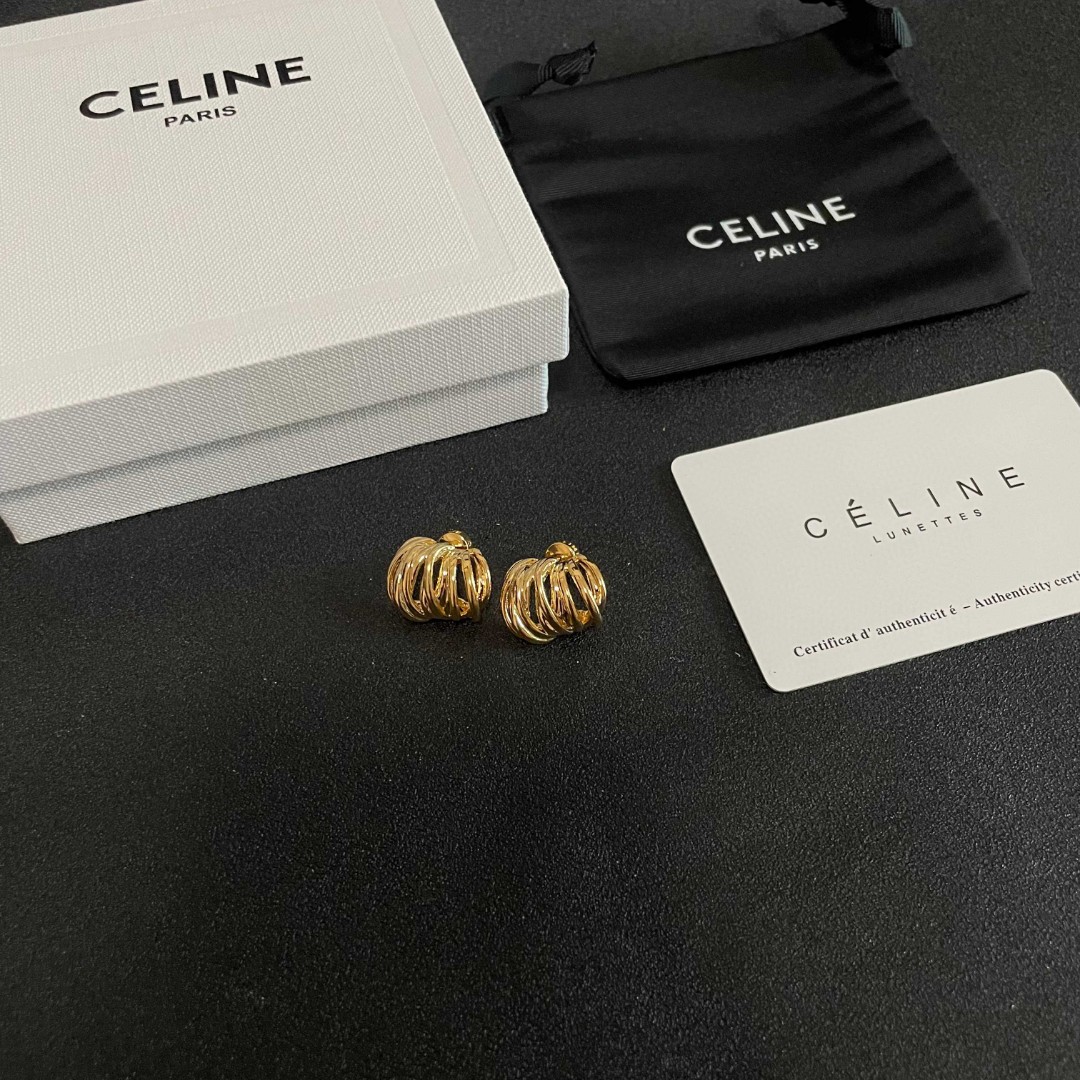  Celine 赛琳 耳钉 一直是简约时尚界的标杆大胆的设计 百看不厌▪️搭配起来更Fashion ✨
