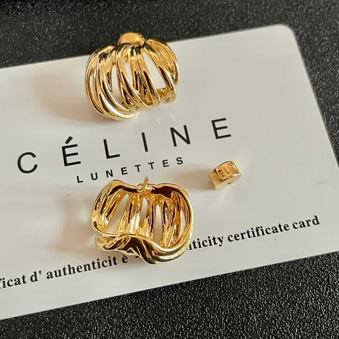  Celine 赛琳 耳钉 一直是简约时尚界的标杆大胆的设计 百看不厌▪️搭配起来更Fashion ✨