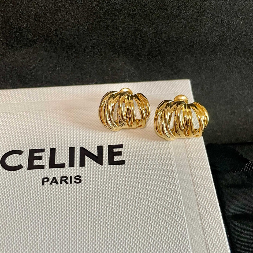  Celine 赛琳 耳钉 一直是简约时尚界的标杆大胆的设计 百看不厌▪️搭配起来更Fashion ✨